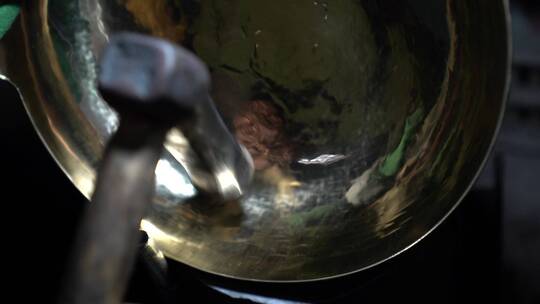 章丘铁锅，工匠师傅正在用锤手工锻造铁锅