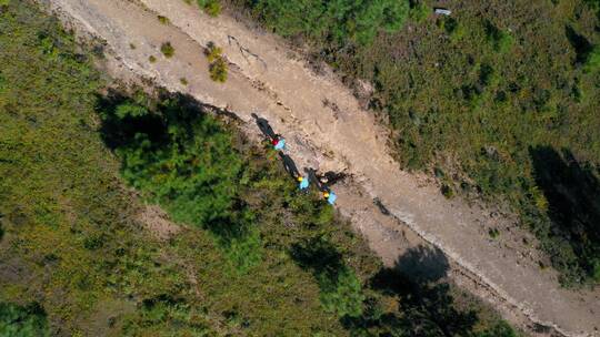 地勘测绘队员翻山越岭地质勘探测量俯拍