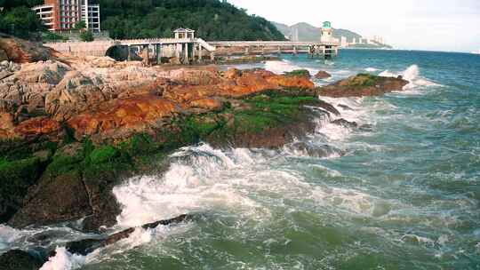 4K航拍大海汹涌海浪拍打礁石飞溅的浪花