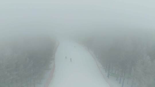 高山雪场雪道滑雪