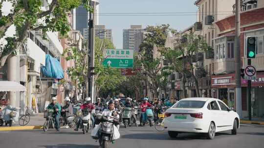 城市街头车流人群空镜车来车往