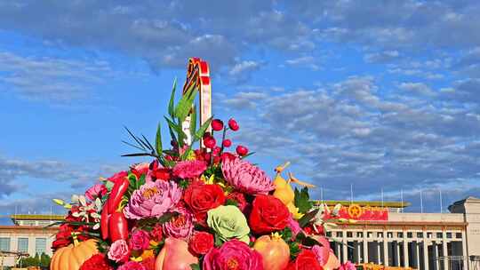 国庆节首都北京天安门广场花篮与游客风光