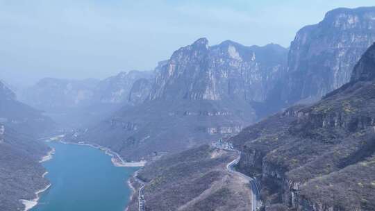 湖泊山林山道车辆大巴车