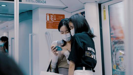 地铁里的女孩