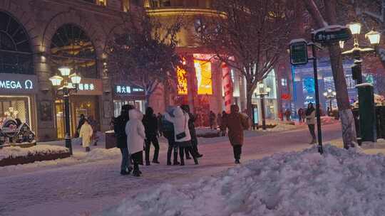 下雪的哈尔滨中央大街视频素材模板下载