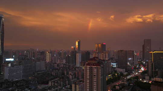 雨过天晴城市出现彩虹
