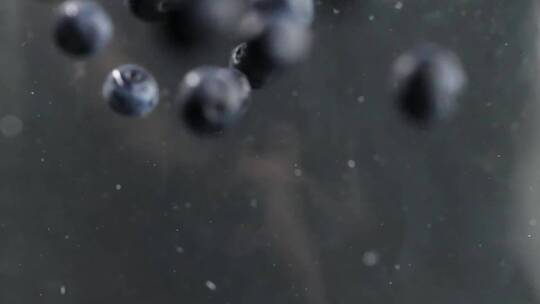 慢镜头拍摄新鲜蓝莓落入水中唯美创意视频