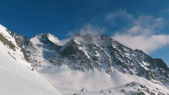 冬季的雪山