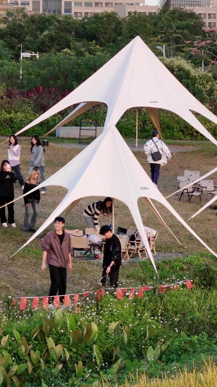 年轻人户外露营搭帐篷场景