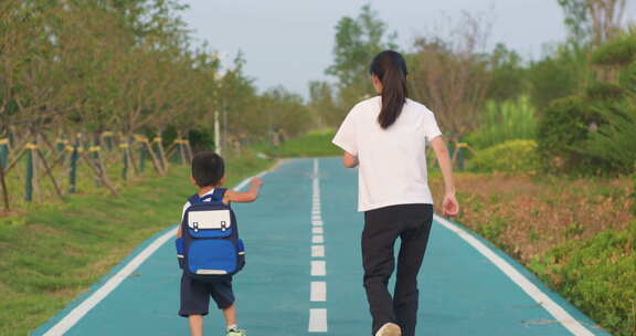 母子相伴上学