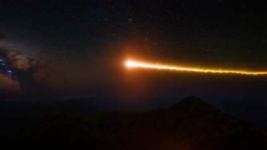 夜空流星划过山间景象