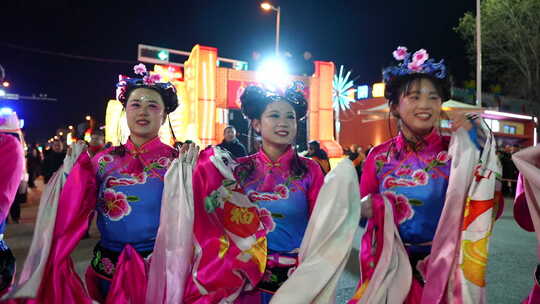 夜间街头传统服饰舞蹈表演元宵节社会