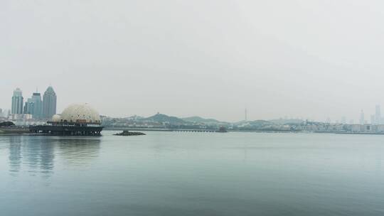 青岛大峡谷海边堤坝远眺海上皇宫歌剧院