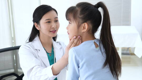 年轻女医生给小女孩检查身体视频素材模板下载