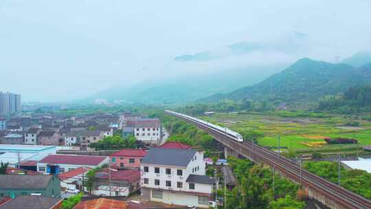 航拍雨后云海中的中国乡村高铁