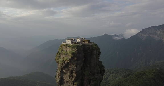 贵州梵净山云雾山顶房屋霞光