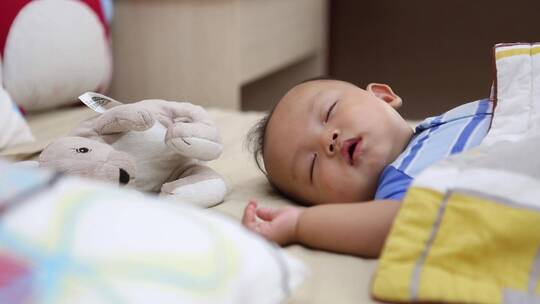 宝宝午睡睡觉的男婴午后小憩婴儿呼呼熟睡视频素材模板下载