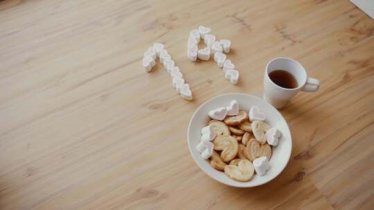 木桌子上的饼干和茶