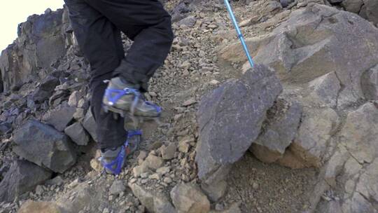 登山者登山的脚步特写