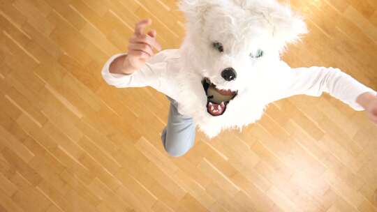 戴着白狼或狗面具跳舞的男孩的俯视图
