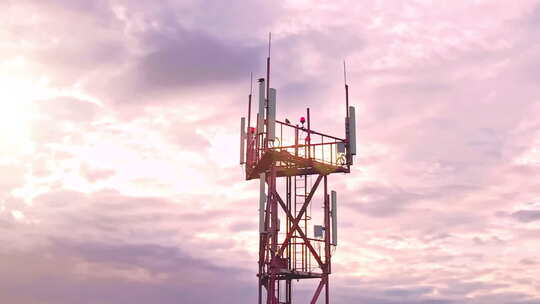 安装有通讯设备的电信塔顶鸟瞰图视频素材模板下载