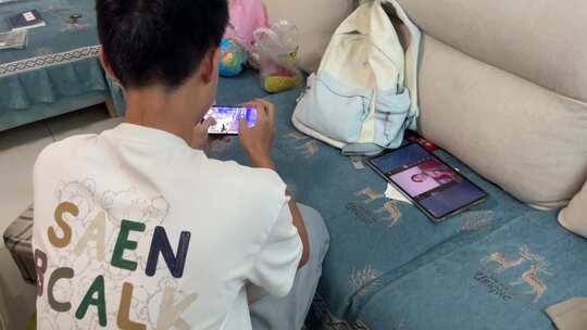 青少年居家玩手机游戏