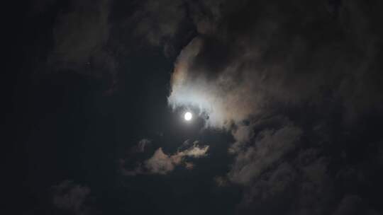 夜晚云层上的月亮延时视频素材模板下载