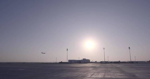 大兴机场黎明 飞机迎太阳起飞 停机坪角度