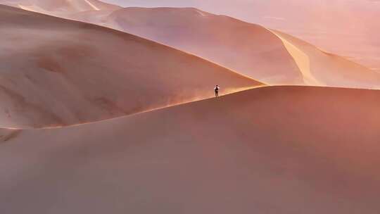 航拍新疆沙漠徒步（库木塔格沙漠）视频素材模板下载