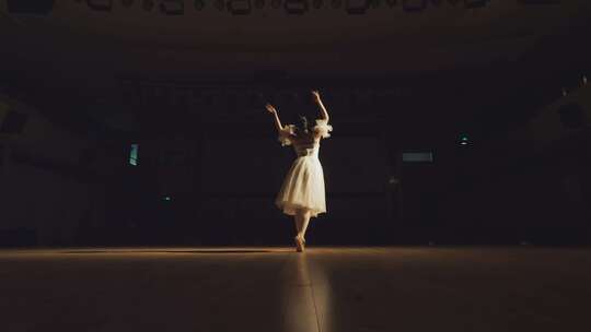 舞蹈大学生励志自强战胜自我练舞舞者跳舞