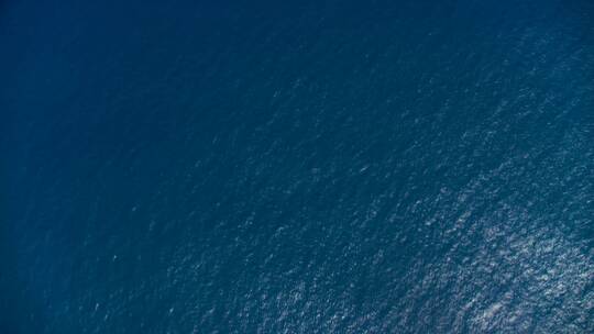 唯美航拍平静的海面大海蓝色多云33