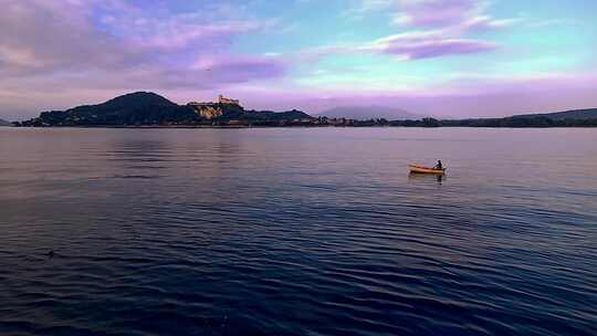 马焦雷湖湖水中渔民划船的小渔船令人回味的广角pov