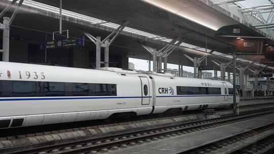 洛阳龙门高铁站内行驶的和谐号列车