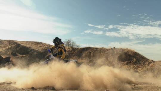 在沙漠漂移的摩托车视频素材模板下载