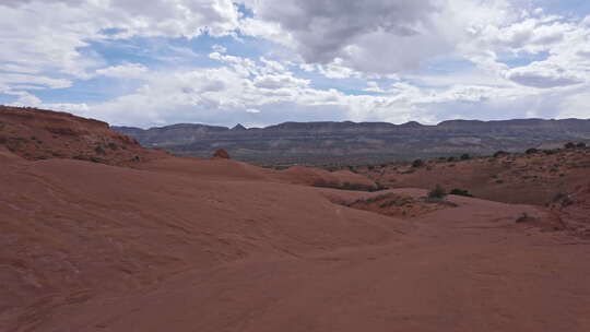 穿过埃斯卡兰特沙漠的砂岩