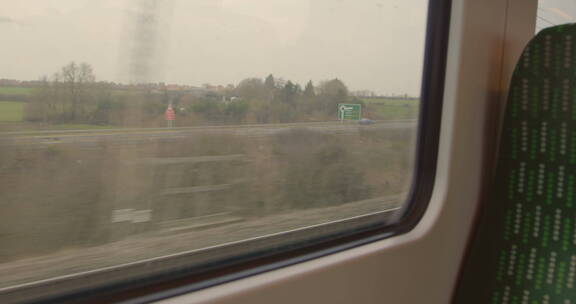 从行驶的火车车窗上看路边的风景
