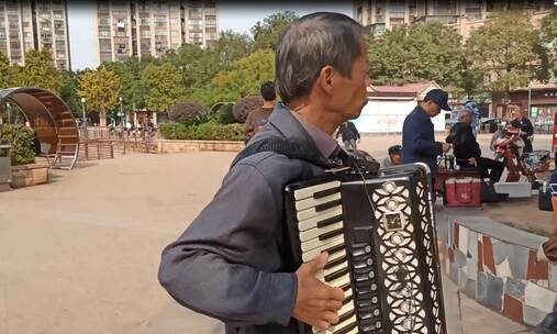 人文旅拍公园手风琴视频素材