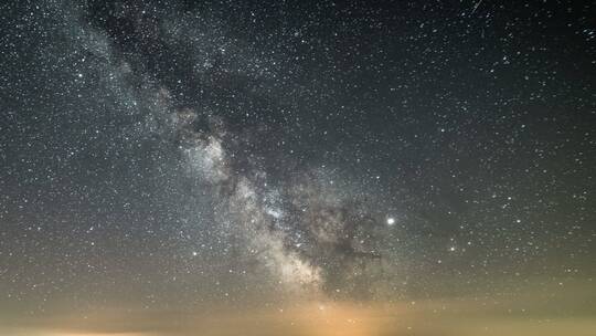 夜空里的银河系延时