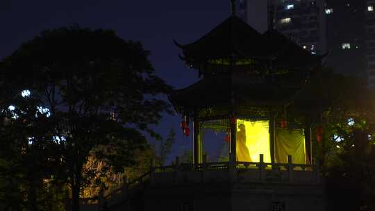 夜晚阁楼里表演戏曲古代女子跳舞