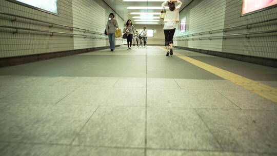 地铁隧道里的行人视频素材模板下载