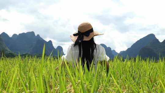 一位亚洲女性走在美丽的稻田里视频素材模板下载