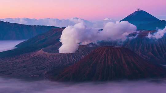 美丽的布罗莫火山景观日出