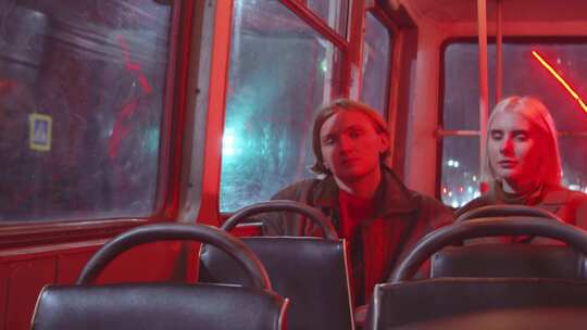 男人，女人，坐着，公共汽车