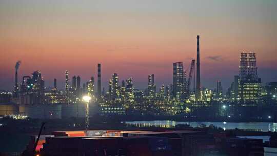 中国山东青岛石油化工厂夜晚固定镜头