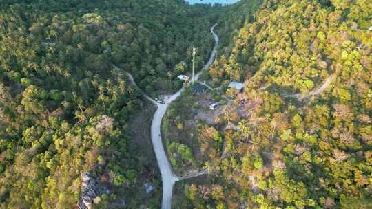 无人机飞行绿色涛岛泰国道路、摩托车、太阳