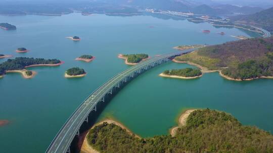 中国江西庐山西海，岛旁边的高速路