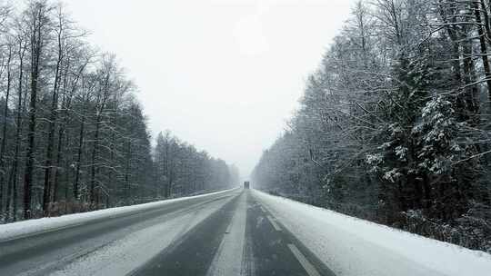 驾驶车辆在冬天的道路上行驶