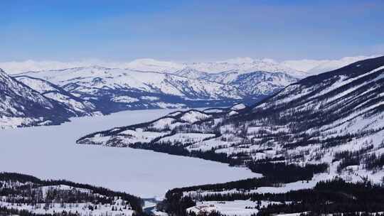 航拍新疆冬季喀纳斯河流晨雾雪山森林雪景