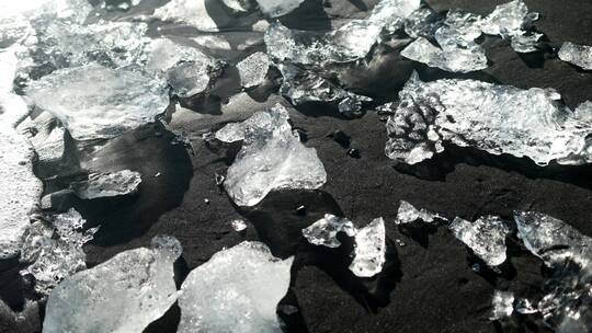 黑沙滩上的冰块 碎冰视频素材模板下载