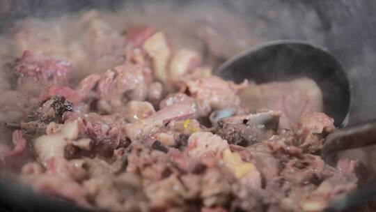 热气腾腾 鲜美的 羊肉排骨汤视频素材模板下载